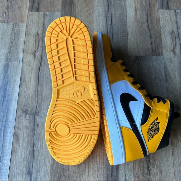 2022 AirJordan 1 Mids Reverse  BLKWhite Sneakers 554724-701 yellow - Picture 5 of 13